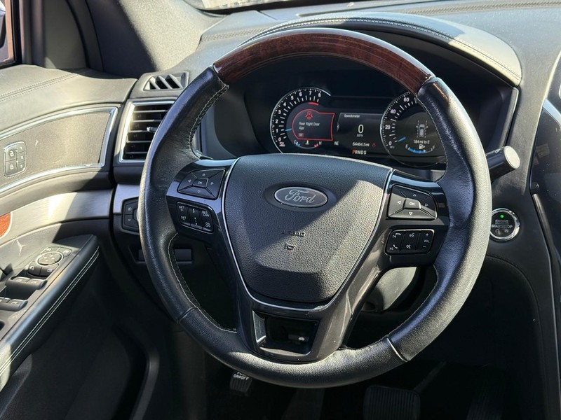 Ford Explorer Vehicle Full-screen Gallery Image 13
