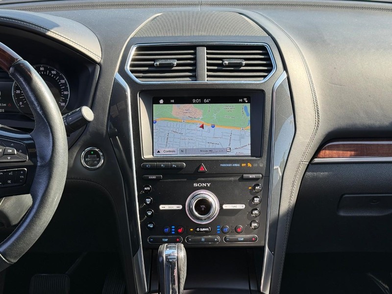 Ford Explorer Vehicle Full-screen Gallery Image 14