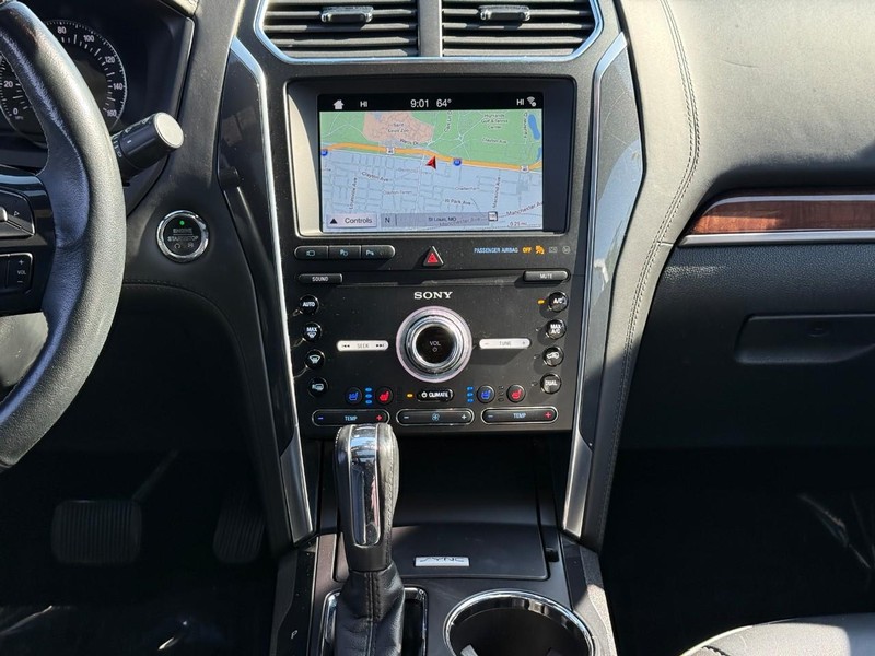 Ford Explorer Vehicle Full-screen Gallery Image 15