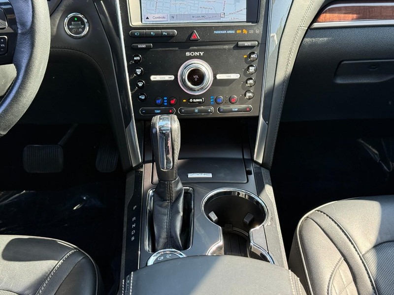Ford Explorer Vehicle Full-screen Gallery Image 16