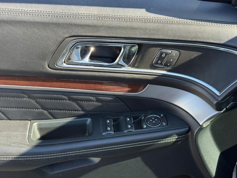 Ford Explorer Vehicle Full-screen Gallery Image 17