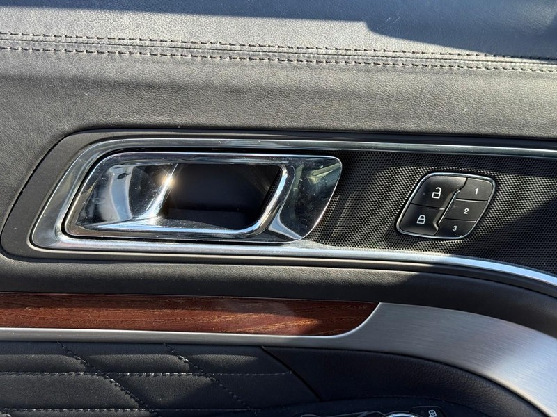 Ford Explorer Vehicle Full-screen Gallery Image 18