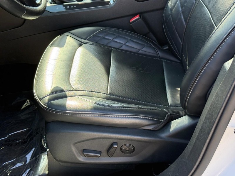 Ford Explorer Vehicle Full-screen Gallery Image 19