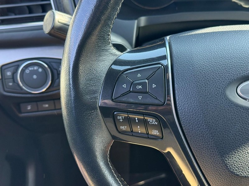 Ford Explorer Vehicle Full-screen Gallery Image 21