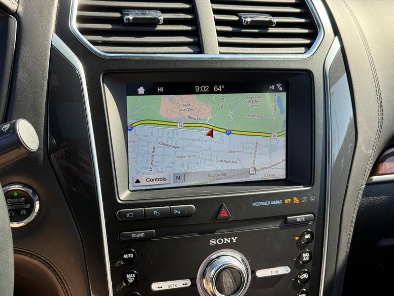 Ford Explorer Vehicle Full-screen Gallery Image 25