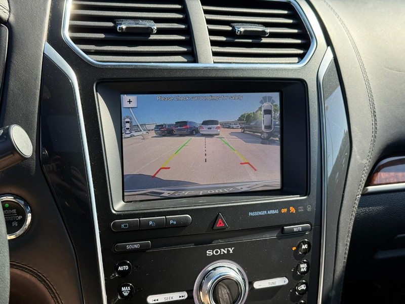 Ford Explorer Vehicle Full-screen Gallery Image 26