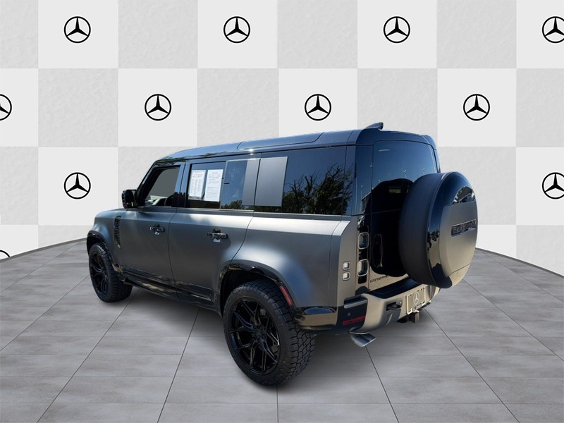 Land Rover Defender Vehicle Full-screen Gallery Image 04