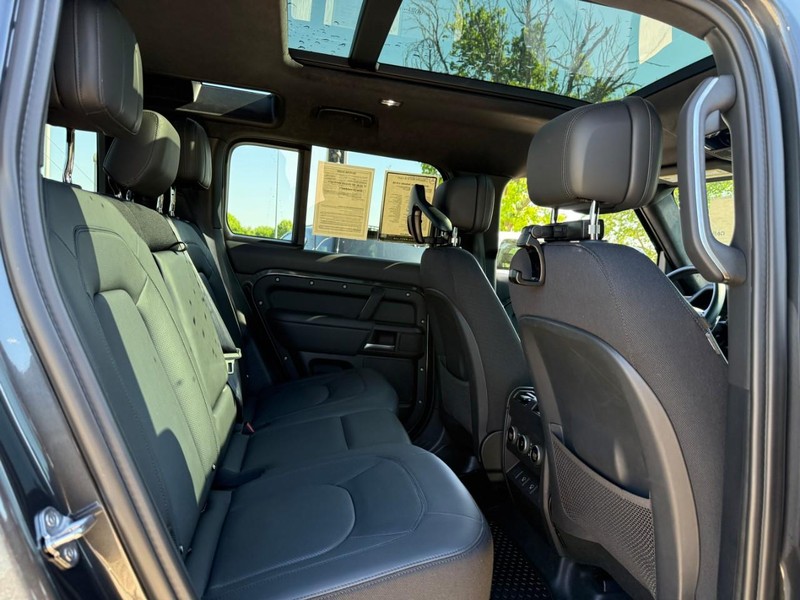 Land Rover Defender Vehicle Full-screen Gallery Image 09