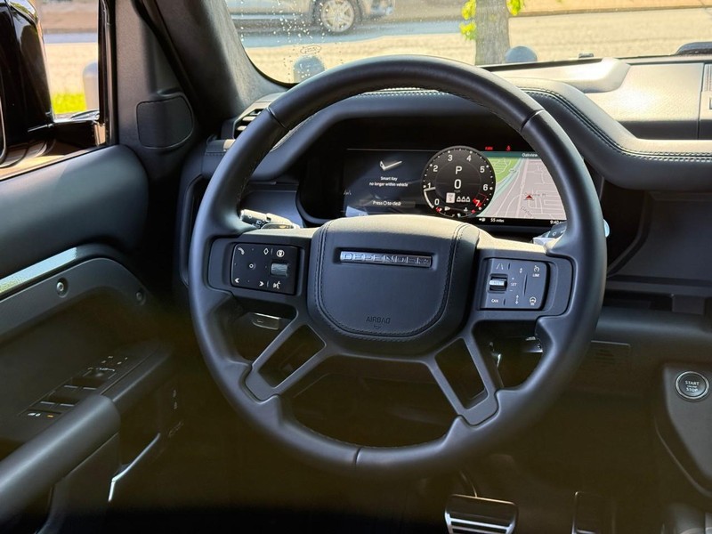 Land Rover Defender Vehicle Full-screen Gallery Image 11