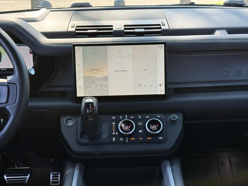 Land Rover Defender Vehicle Full-screen Gallery Image 12