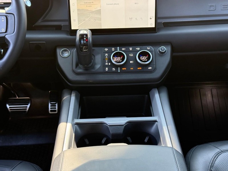 Land Rover Defender Vehicle Full-screen Gallery Image 13