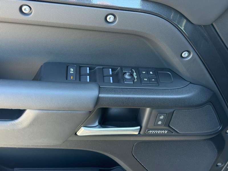Land Rover Defender Vehicle Full-screen Gallery Image 14