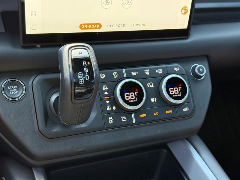 Land Rover Defender Vehicle Full-screen Gallery Image 20