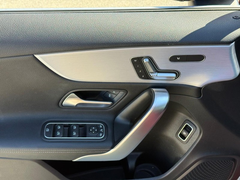Mercedes-Benz A-Class Vehicle Full-screen Gallery Image 16