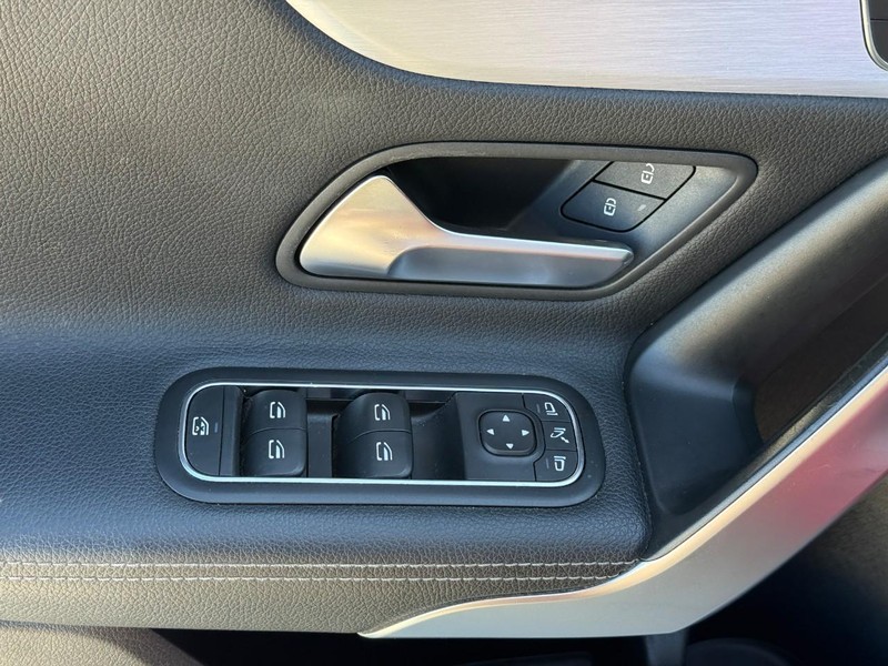 Mercedes-Benz A-Class Vehicle Full-screen Gallery Image 18