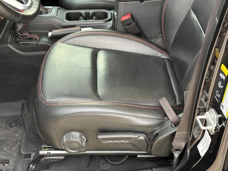 Jeep Wrangler Vehicle Full-screen Gallery Image 16
