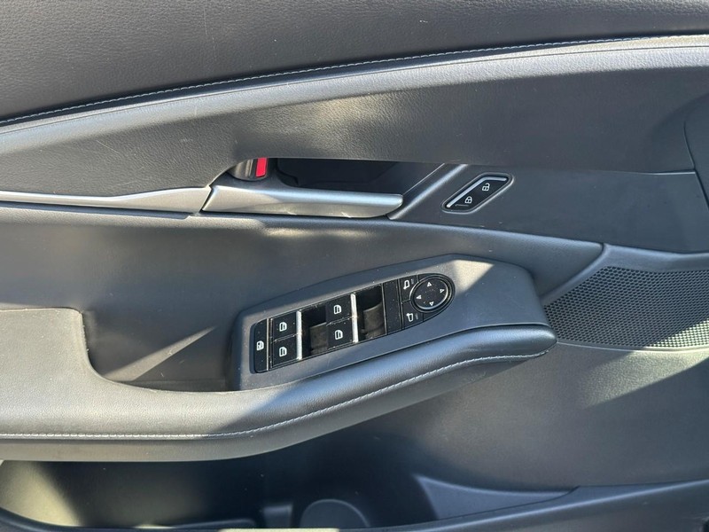 Mazda CX-30 Vehicle Full-screen Gallery Image 15