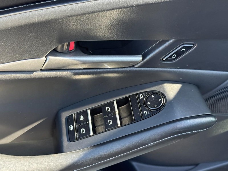 Mazda CX-30 Vehicle Full-screen Gallery Image 16