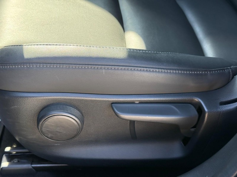Mazda CX-30 Vehicle Full-screen Gallery Image 18