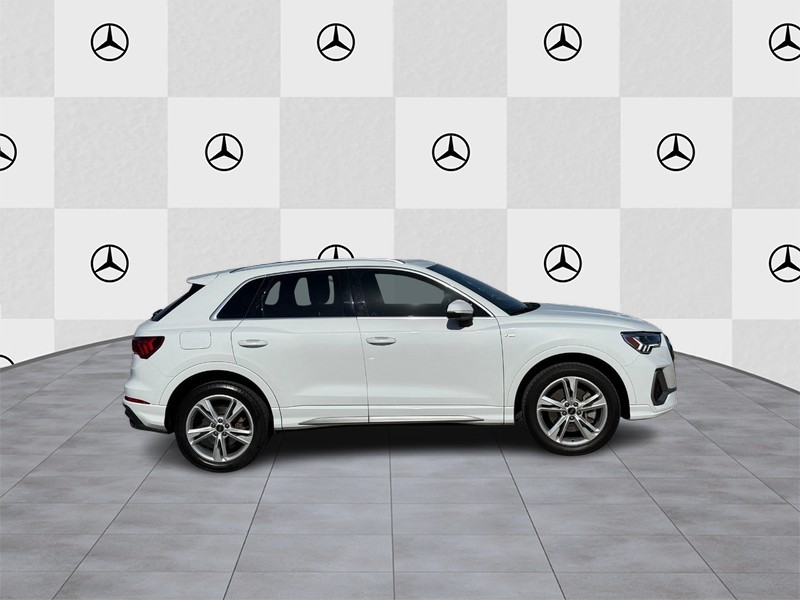 Audi Q3 Vehicle Full-screen Gallery Image 02