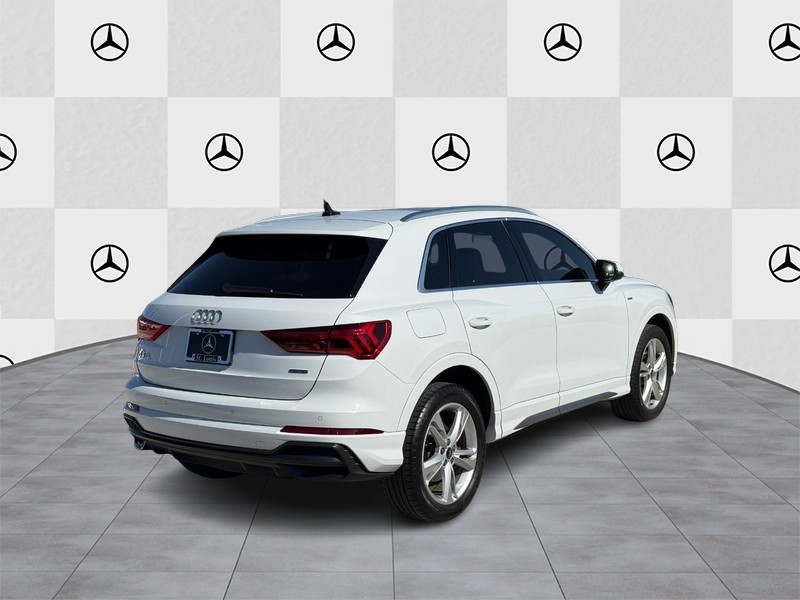 Audi Q3 Vehicle Full-screen Gallery Image 03