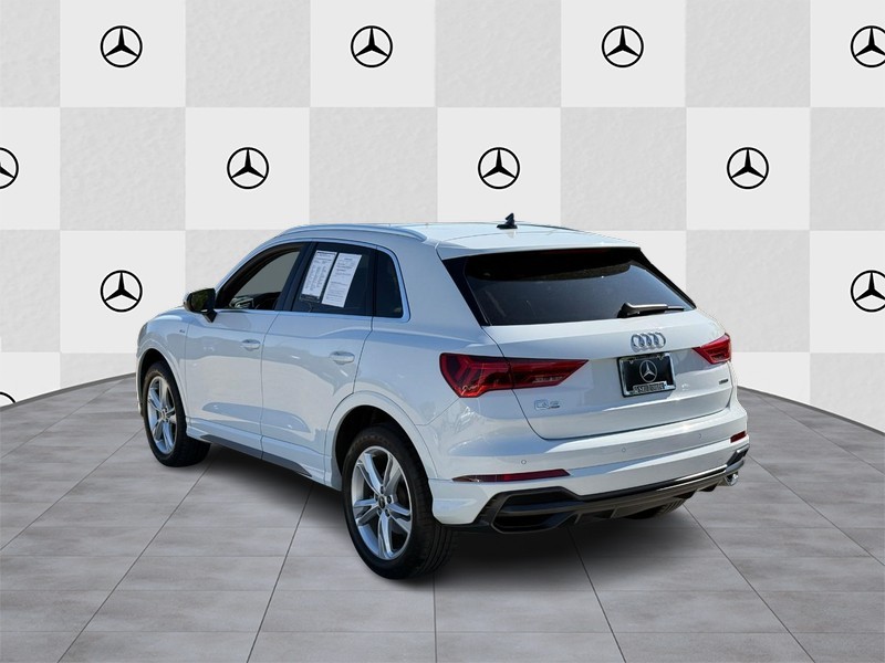 Audi Q3 Vehicle Full-screen Gallery Image 04