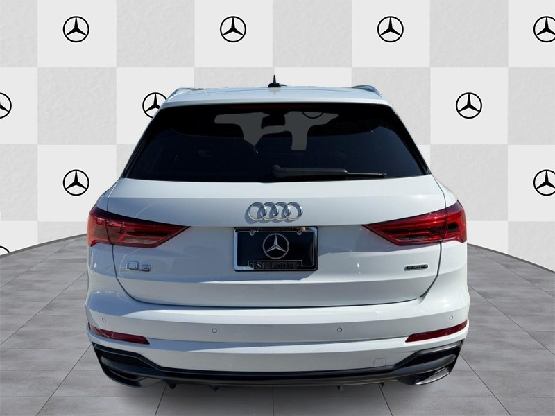 Audi Q3 Vehicle Full-screen Gallery Image 07