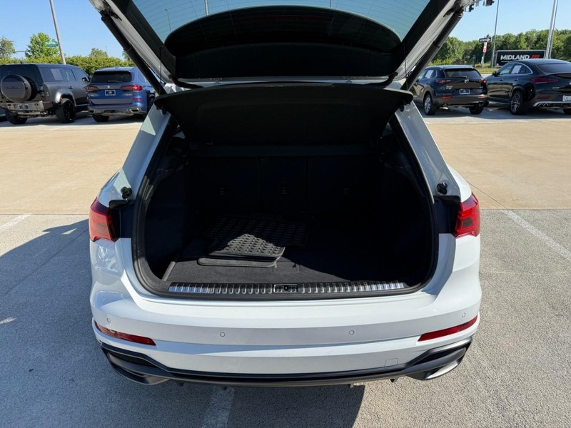 Audi Q3 Vehicle Full-screen Gallery Image 08