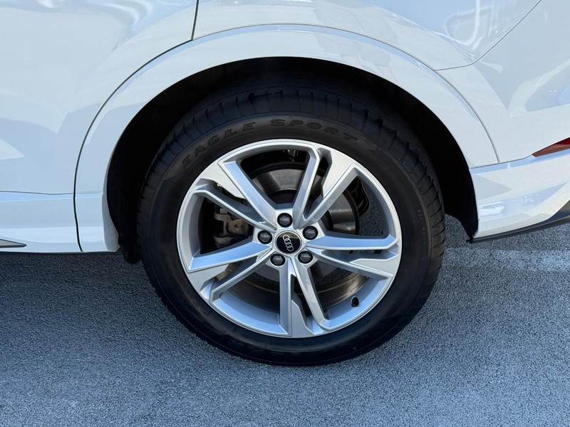 Audi Q3 Vehicle Full-screen Gallery Image 09