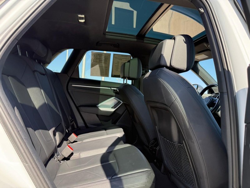 Audi Q3 Vehicle Full-screen Gallery Image 10