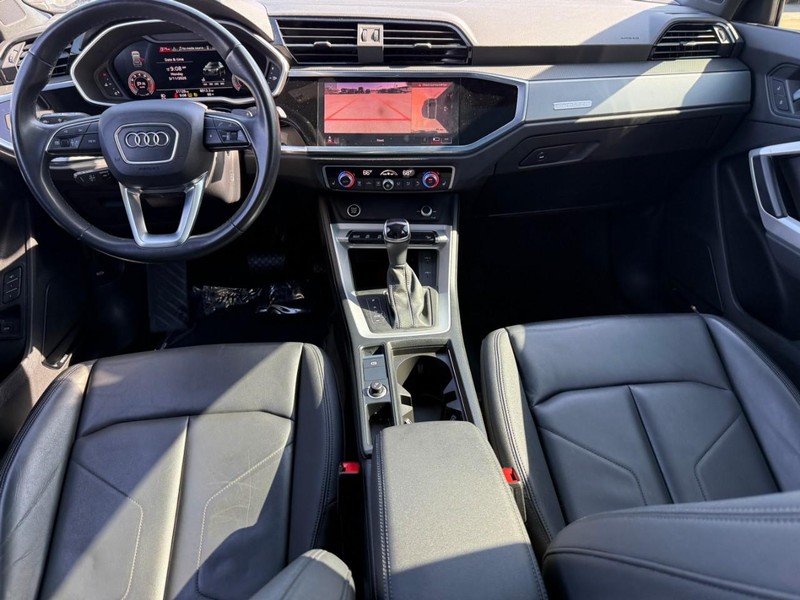 Audi Q3 Vehicle Full-screen Gallery Image 11