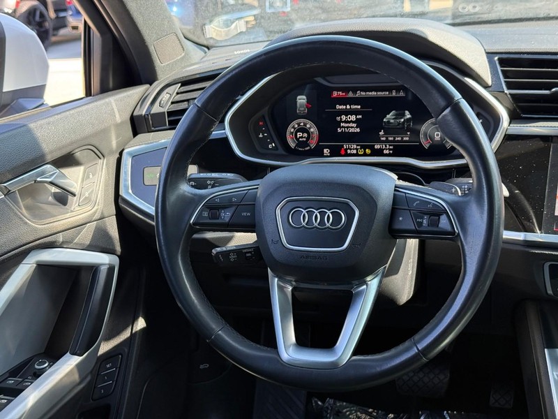 Audi Q3 Vehicle Full-screen Gallery Image 12