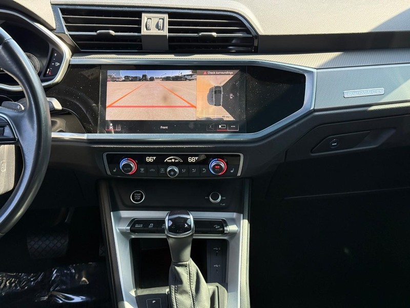 Audi Q3 Vehicle Full-screen Gallery Image 14