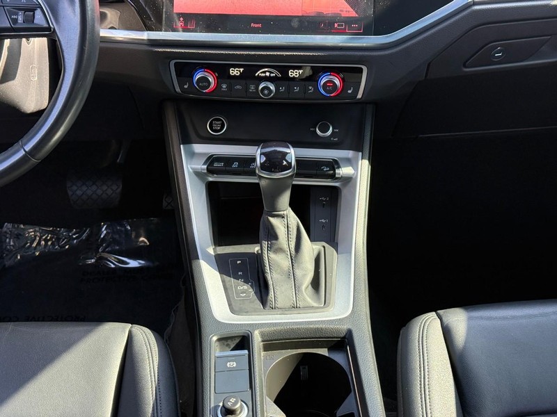 Audi Q3 Vehicle Full-screen Gallery Image 15