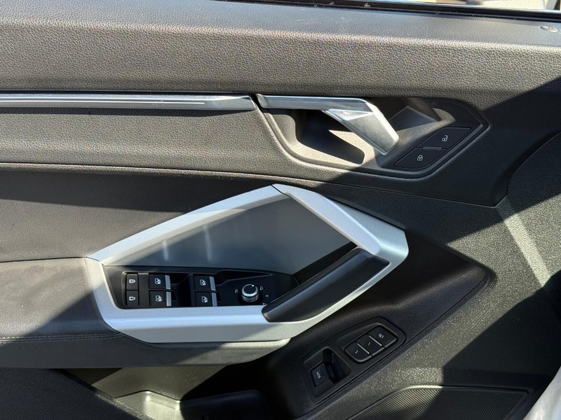 Audi Q3 Vehicle Full-screen Gallery Image 16