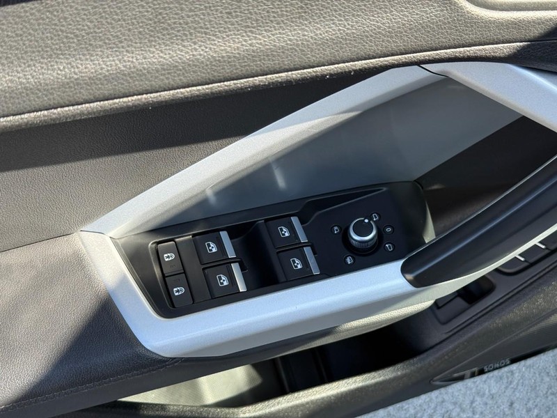 Audi Q3 Vehicle Full-screen Gallery Image 17
