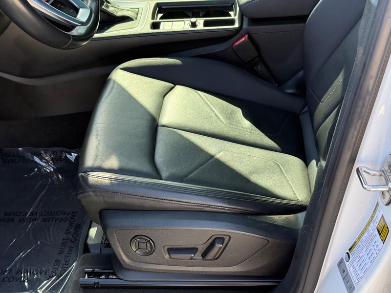 Audi Q3 Vehicle Full-screen Gallery Image 18