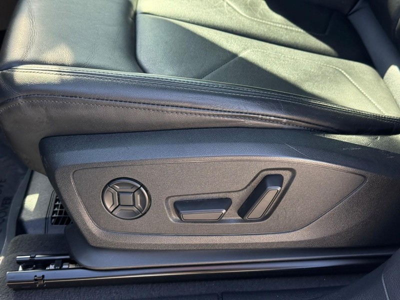 Audi Q3 Vehicle Full-screen Gallery Image 19