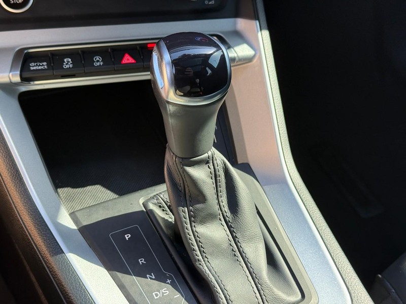 Audi Q3 Vehicle Full-screen Gallery Image 23
