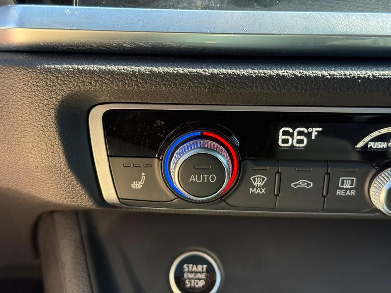 Audi Q3 Vehicle Full-screen Gallery Image 24