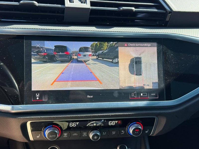 Audi Q3 Vehicle Full-screen Gallery Image 25