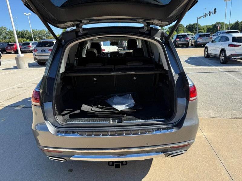 Mercedes-Benz GLS Vehicle Full-screen Gallery Image 8