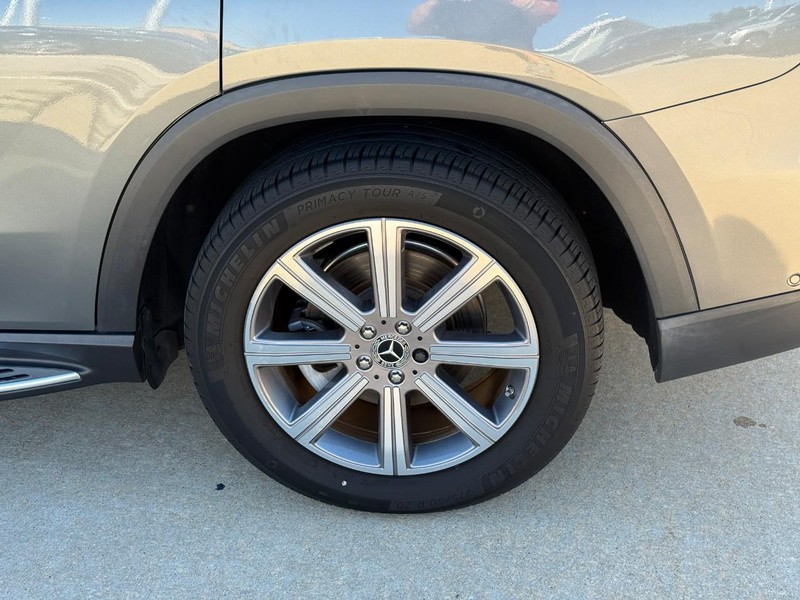 Mercedes-Benz GLS Vehicle Full-screen Gallery Image 9