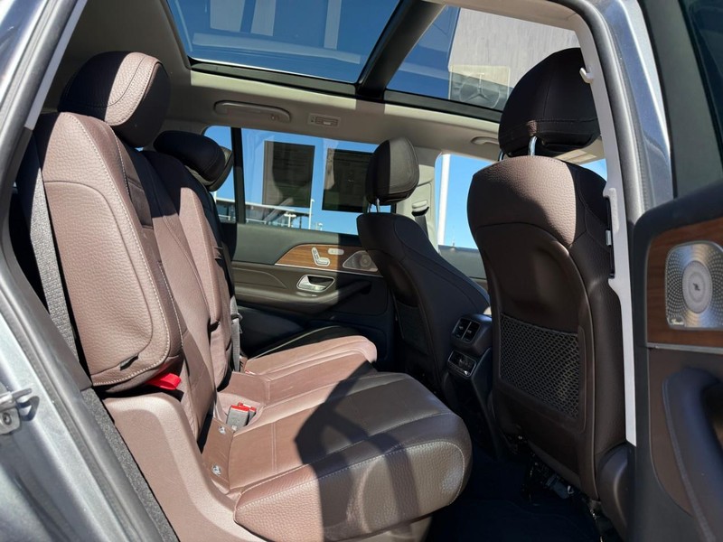 Mercedes-Benz GLS Vehicle Full-screen Gallery Image 12