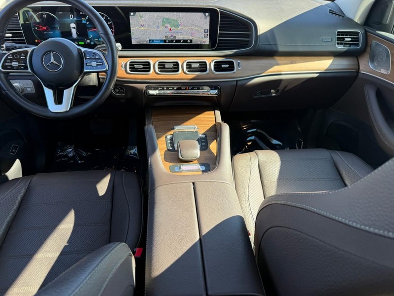Mercedes-Benz GLS Vehicle Full-screen Gallery Image 13