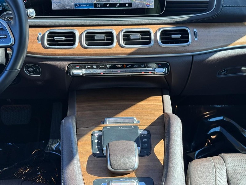 Mercedes-Benz GLS Vehicle Full-screen Gallery Image 16