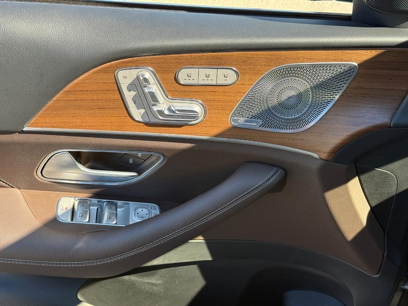 Mercedes-Benz GLS Vehicle Full-screen Gallery Image 17