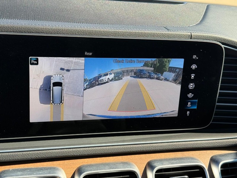 Mercedes-Benz GLS Vehicle Full-screen Gallery Image 24