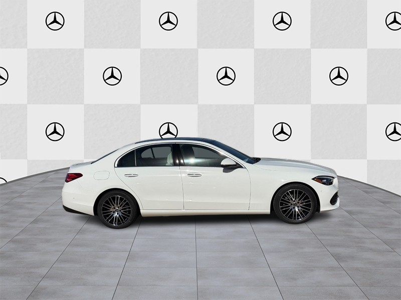 Mercedes-Benz C-Class Vehicle Full-screen Gallery Image 2