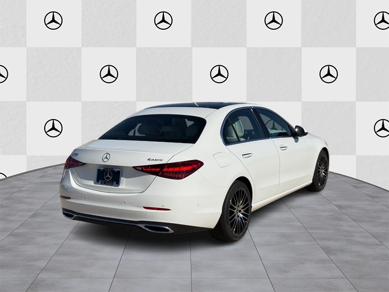 Mercedes-Benz C-Class Vehicle Full-screen Gallery Image 3